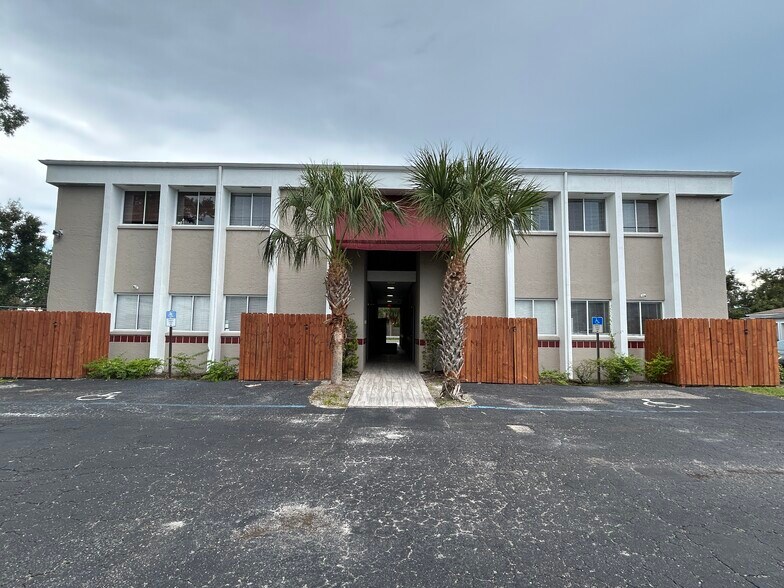 More Photos Of 1877 Northgate Blvd, Sarasota Office For Lease