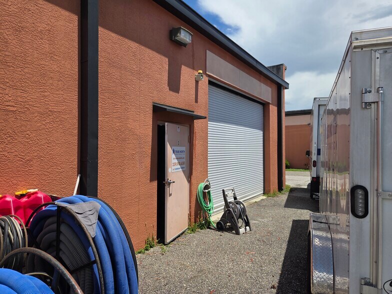 More Photos Of 6391 Corporate Park Cir, Fort Myers Light Distribution For Lease