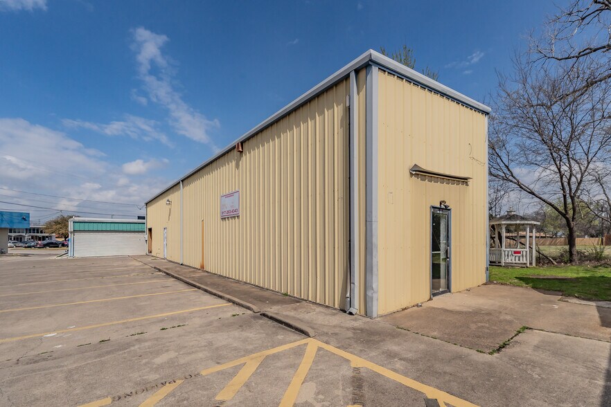 More Photos Of 7235 Glenview Dr, Richland Hills Office For Sale