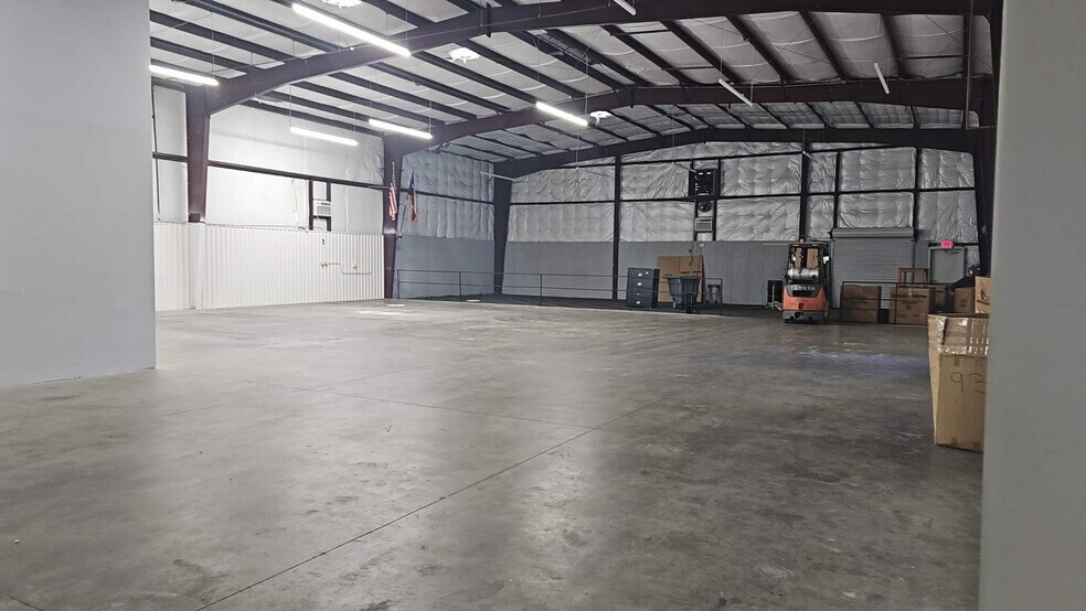 More Photos Of 6358 Pinemont Dr, Houston Showroom For Lease