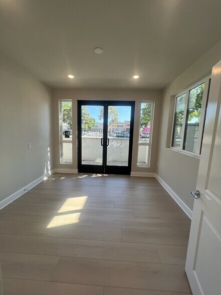 More Photos Of 3005 Cochran St, Simi Valley Specialty For Lease