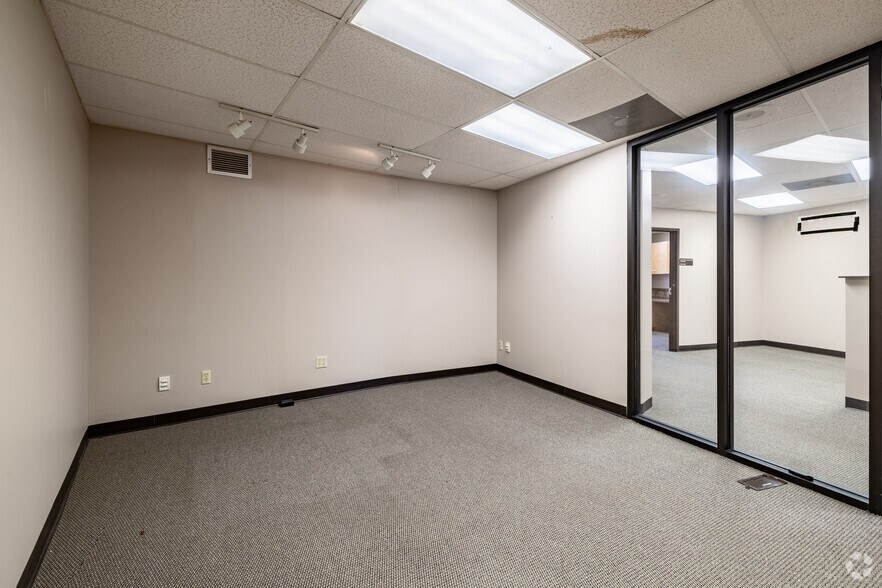 More Photos Of 4802 Texas Blvd, Texarkana Office For Sale