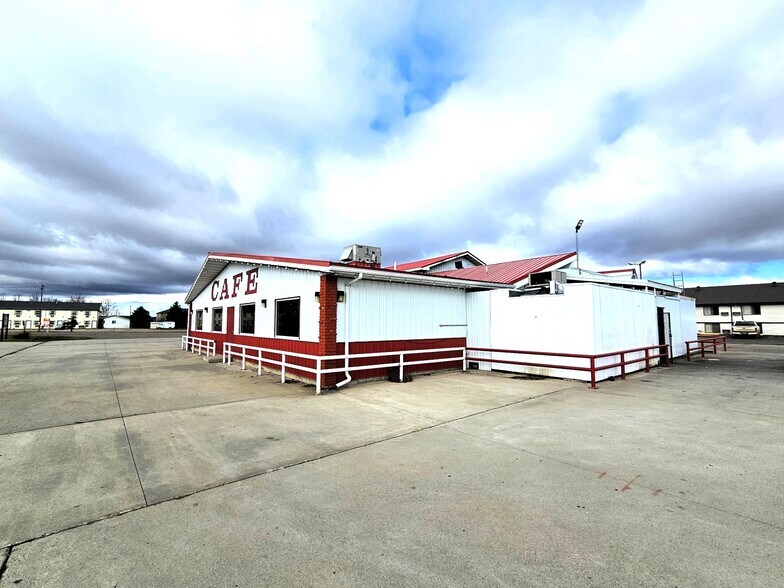 More Photos Of 1902 N Merrill Ave, Glendive Showroom For Sale