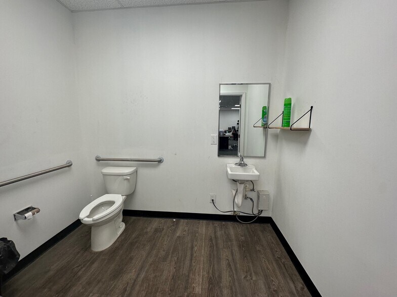 More Photos Of 6618-6628 26th Ct E, Sarasota Warehouse For Lease
