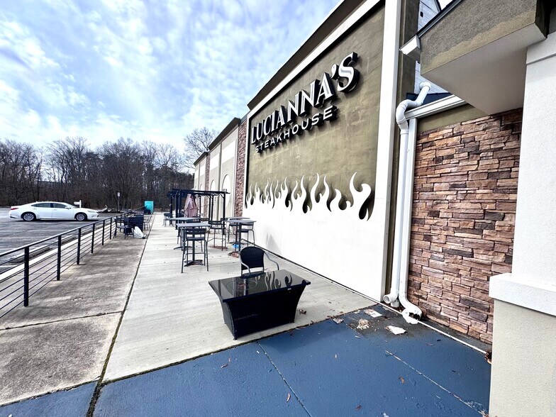 More Photos Of 3331 Plaza Way, Waldorf Restaurant For Lease