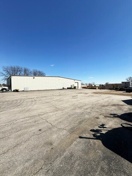 More Photos Of 128 Industrial Dr, Gilberts Warehouse For Lease