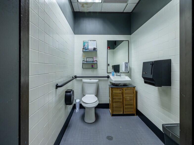 More Photos Of 321 S Persimmon St, Tomball Manufacturing For Lease