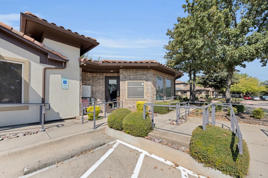 More Photos Of 550 N Walnut Creek Dr, Mansfield Office Residential For Sale