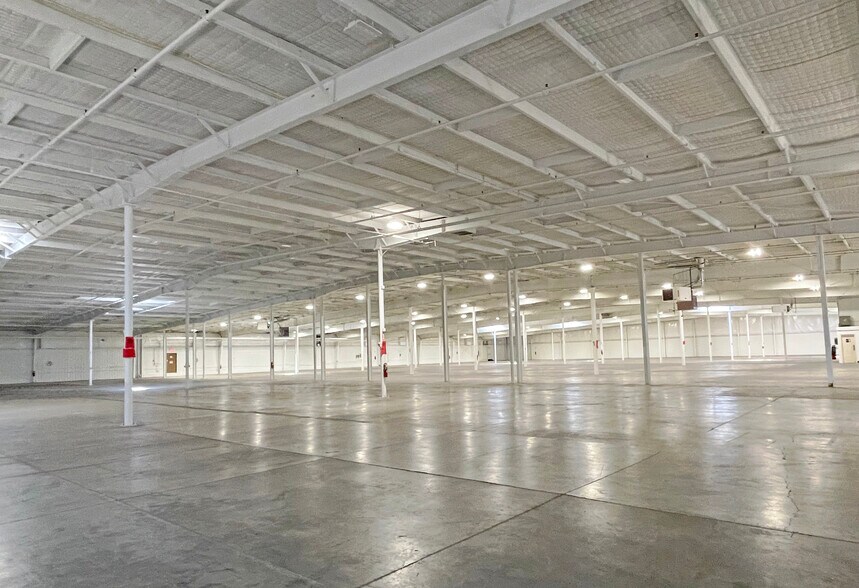 More Photos Of 21160 Drake Rd, Strongsville Warehouse For Lease