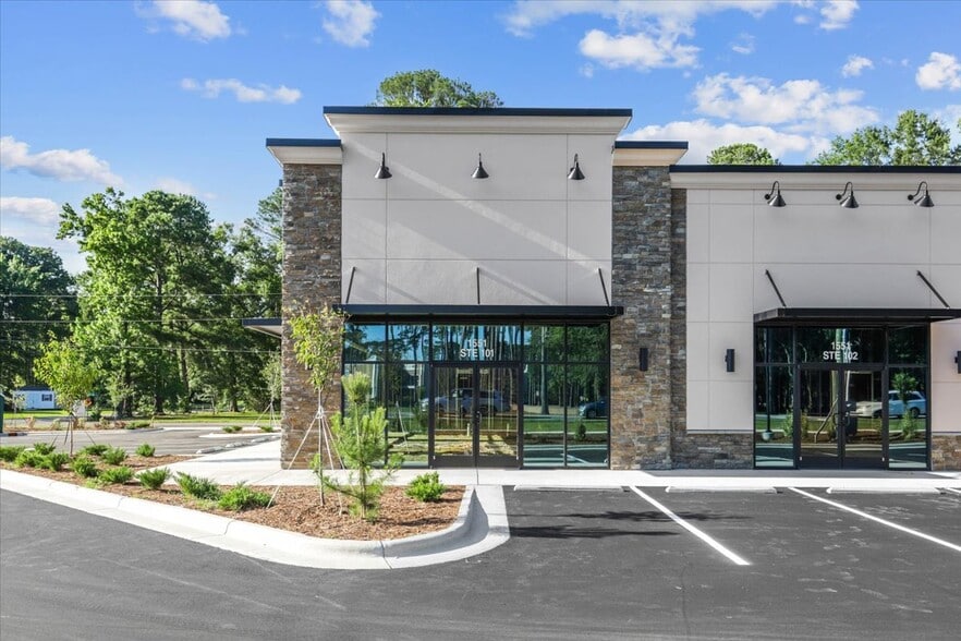 More Photos Of 1551 E Market St, Smithfield Freestanding For Lease