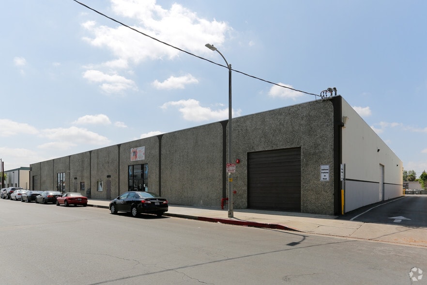 More Photos Of 15044-15054 Keswick St, Van Nuys Warehouse For Lease