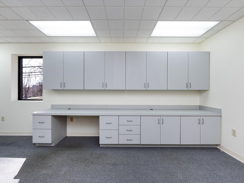 More Photos Of 1812 W Morehead St, Charlotte Office Residential For Lease