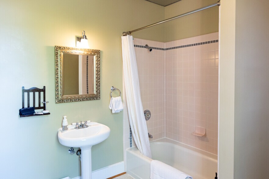 More Photos Of 40 SE Heimrich St, Dufur Hotel For Sale
