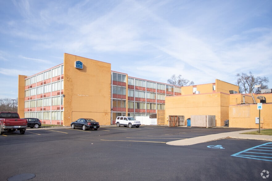 More Photos Of 2967 Henry St, Muskegon Hotel For Sale