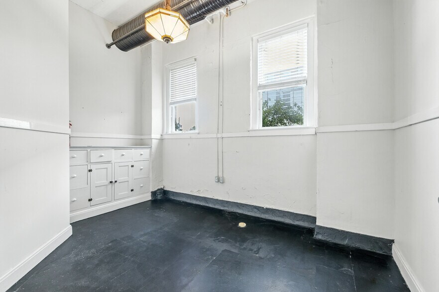 More Photos Of 111 E 16th St, Indianapolis Apartments For Lease