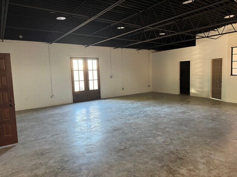 More Photos Of 705 Pershing Rd, Raleigh Showroom For Lease