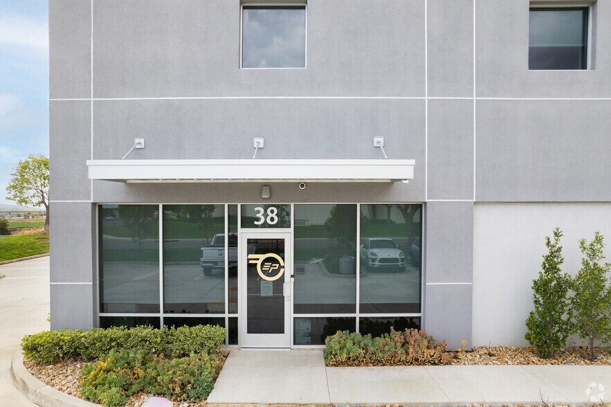 More Photos Of 18-36 Thomas, Irvine Warehouse For Lease