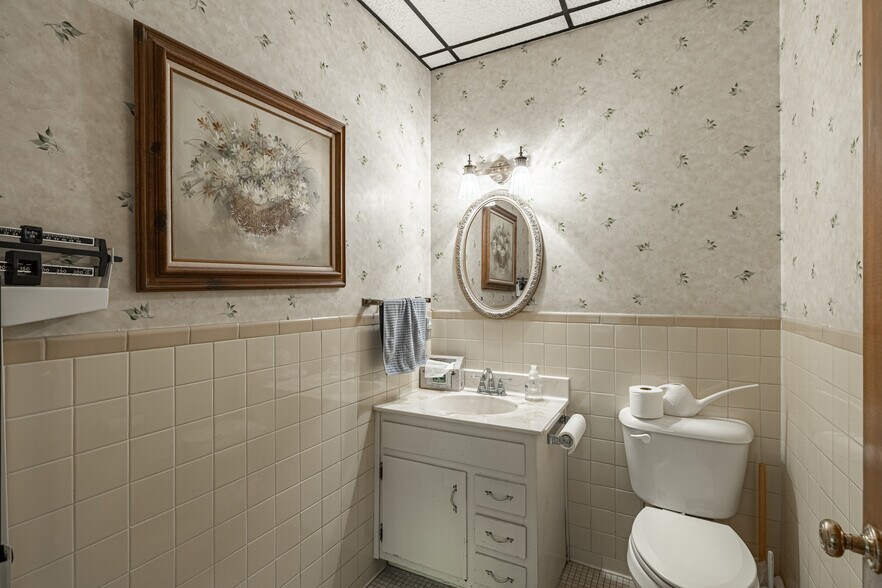 More Photos Of 664 Boulevard, Colonial Heights Office For Sale