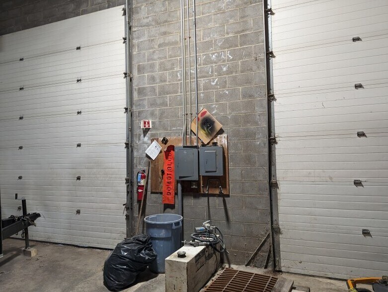 More Photos Of 52 Connecticut Ave, South Windsor Light Manufacturing For Lease