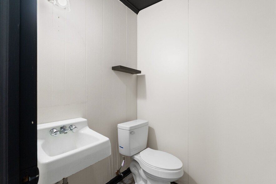 More Photos Of 1310 Headquarters Dr, Greensboro Showroom For Sale