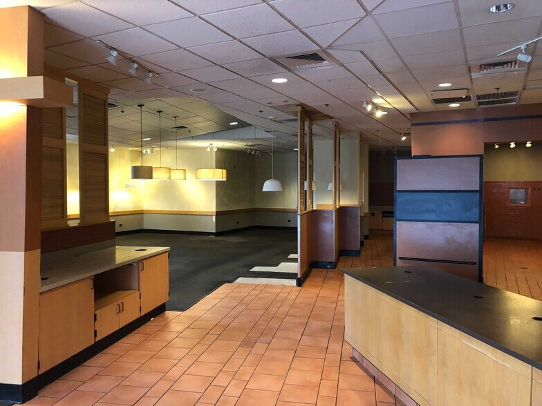 More Photos Of 7909-7945 S Harlem Ave, Burbank Unknown For Lease