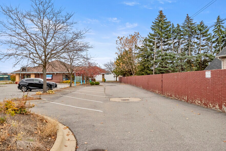 More Photos Of 27621 Warren Rd, Garden City Freestanding For Lease