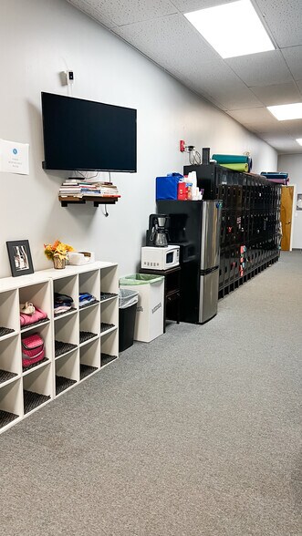 More Photos Of 1233 Roosevelt Trl, Raymond Storefront For Lease