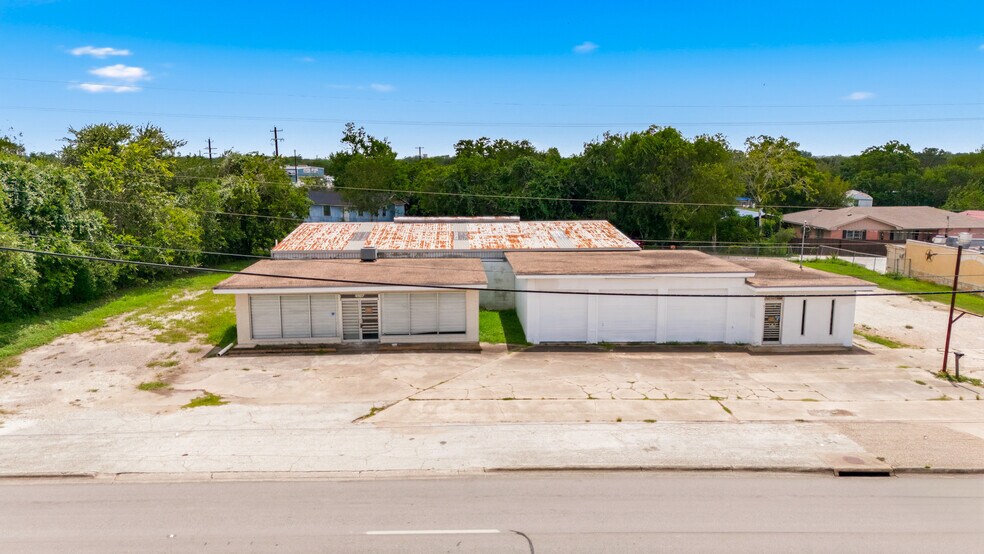 More Photos Of 4107 Port Lavaca Dr, Victoria Showroom For Sale