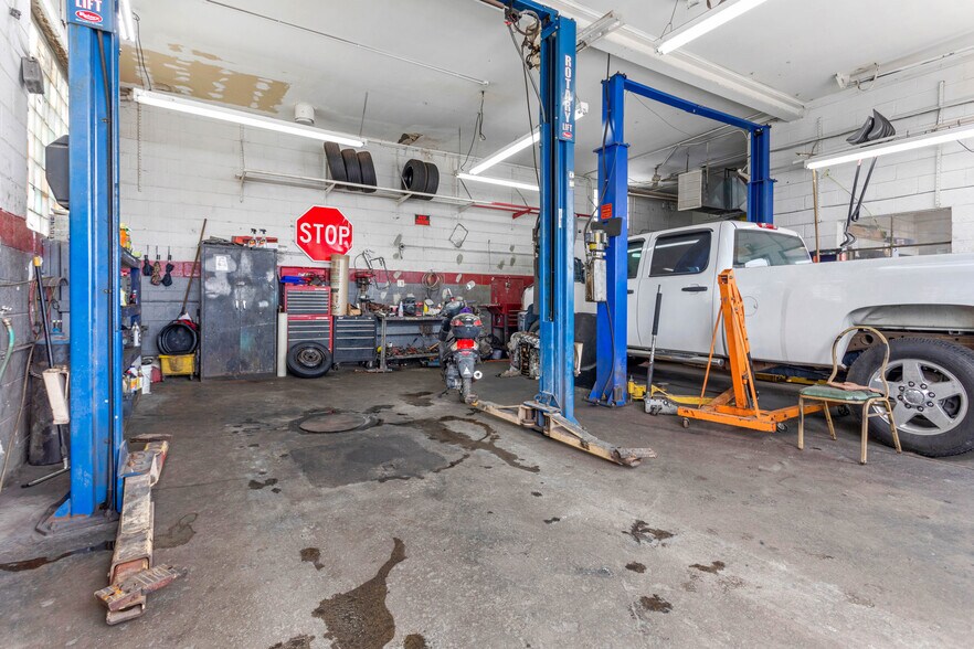 More Photos Of 25985 Groesbeck Rd, Warren Auto Repair For Sale