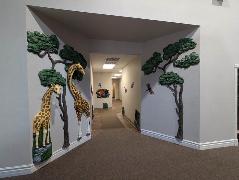 More Photos Of 5315 N Twin City Hwy, Nederland Warehouse For Sale