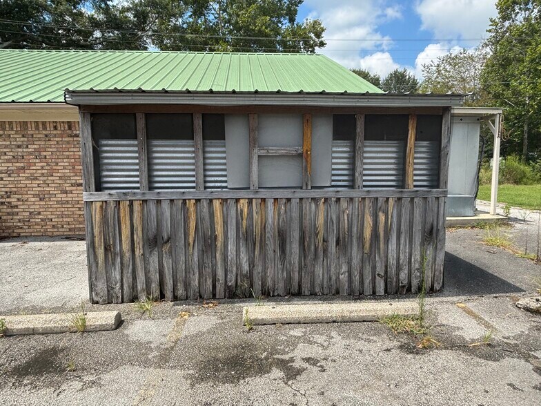 More Photos Of 607 4th St NW, Red Bay General Retail For Sale