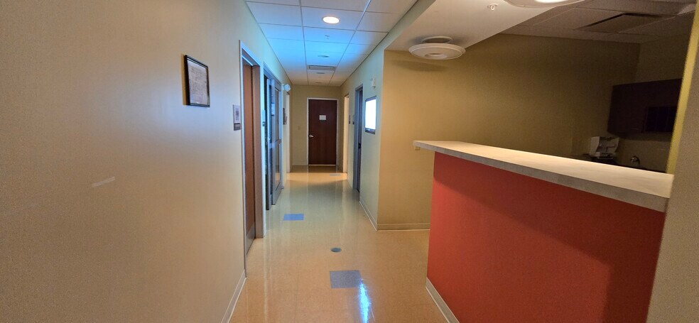 More Photos Of 955 10th Ave N, Naples Medical For Lease