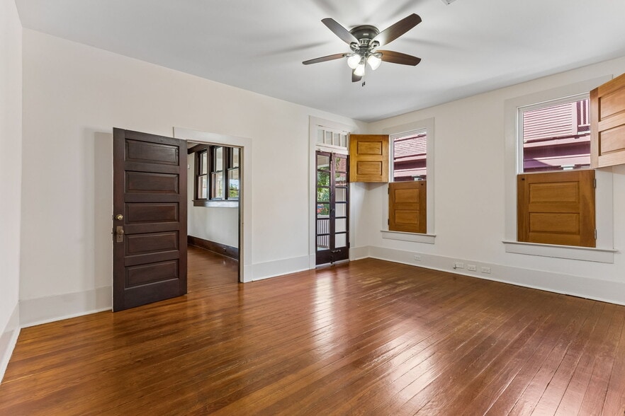 More Photos Of 117 W Mistletoe Ave, San Antonio Office For Sale