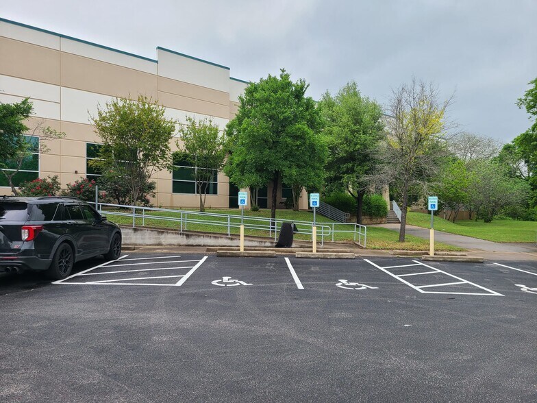 More Photos Of 9007 Tuscany Way, Austin Warehouse For Lease