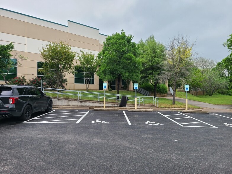 More Photos Of 9007 Tuscany Way, Austin Warehouse For Lease