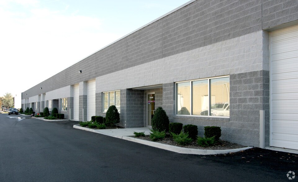Primary Photo Of 130 Knickerbocker Ave, Bohemia Warehouse For Lease