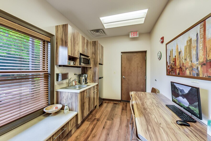 More Photos Of 1421-1431 McHenry Rd, Buffalo Grove Office For Sale