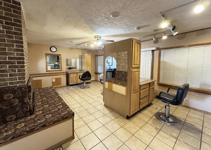 More Photos Of 700 Montano Rd NW, Albuquerque Freestanding For Sale