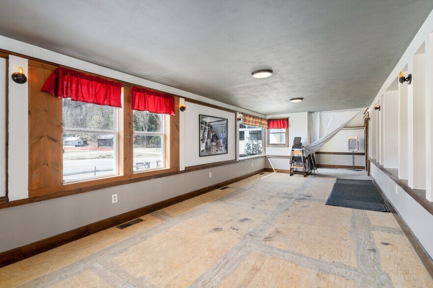 More Photos Of 13 Park Ave, Hadley Restaurant For Sale