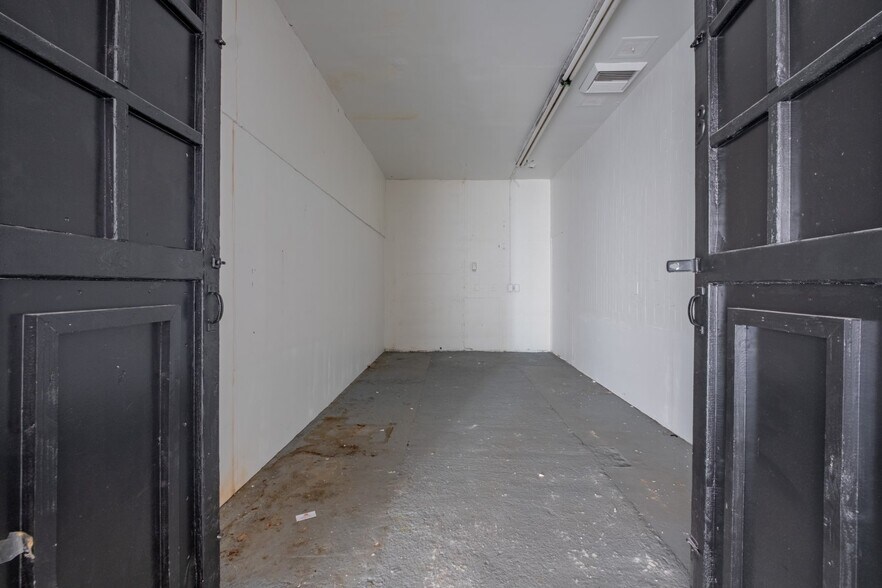 More Photos Of 16955 Sherman Way, Van Nuys Freestanding For Lease