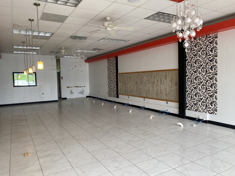 More Photos Of 2328 S College St, Auburn Storefront For Sale