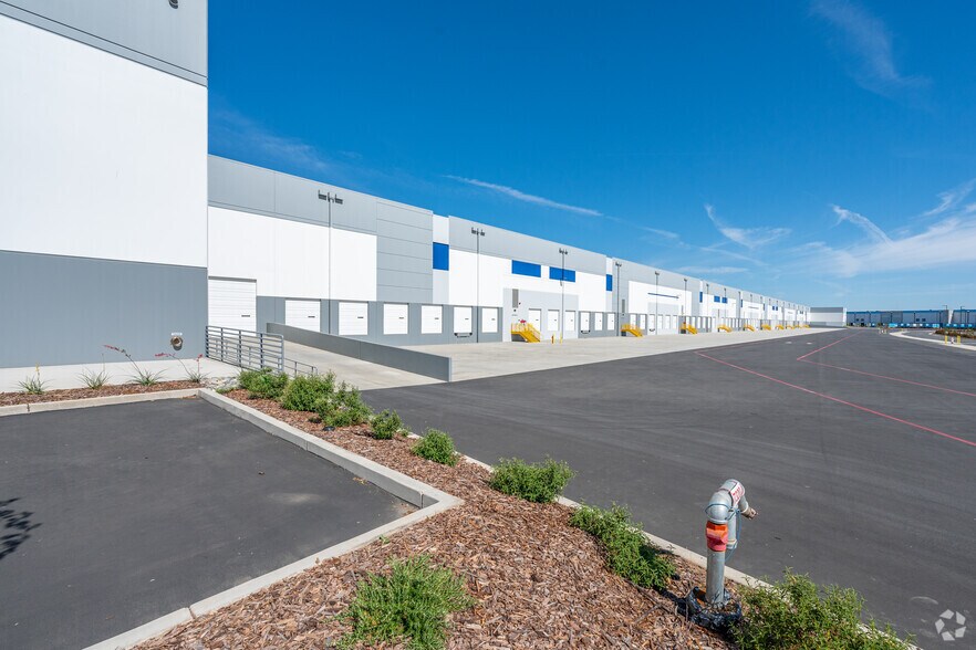 More Photos Of 7320 Power Line Rd, Sacramento Distribution For Lease