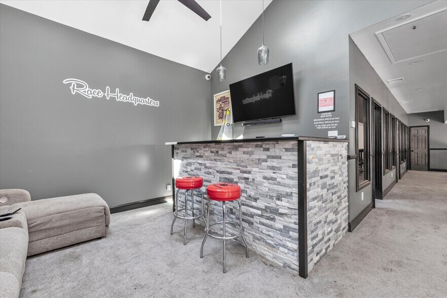 More Photos Of 314 Woodcleft Ave, Freeport Freestanding For Sale