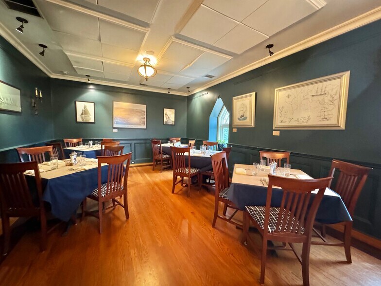 More Photos Of 370 Manor Ln, Jamesport Restaurant For Sale
