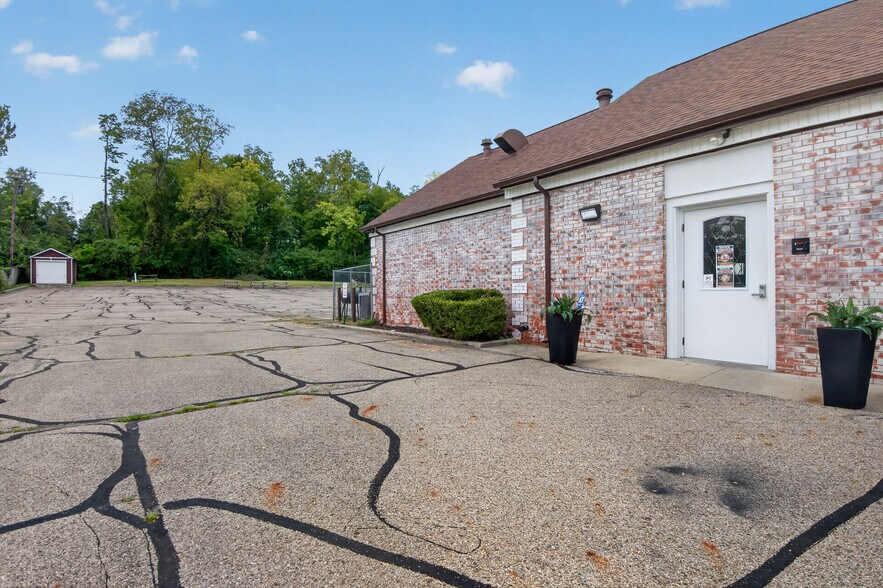 More Photos Of 5425 N Main St, Dayton Freestanding For Sale