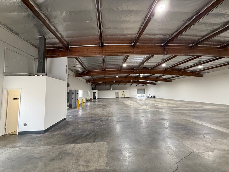 More Photos Of 8945 Quartz Ave, Northridge Warehouse For Lease