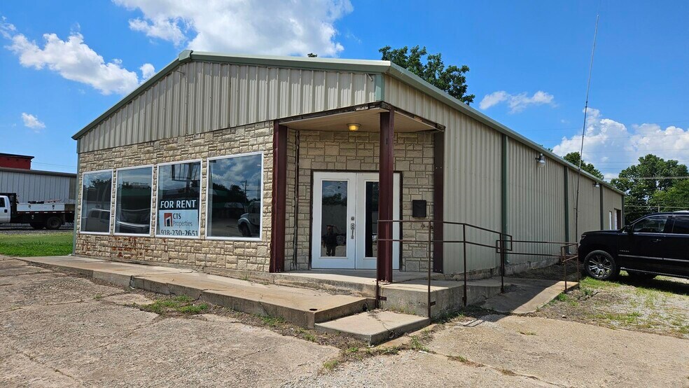 Primary Photo Of 1122 E Main St, Cushing Freestanding For Lease