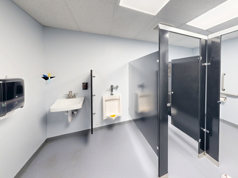 More Photos Of 217 W 11th St, Erie Flex For Sale