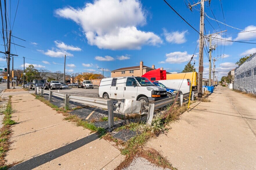 More Photos Of 5944 W 65th St, Chicago Service For Sale