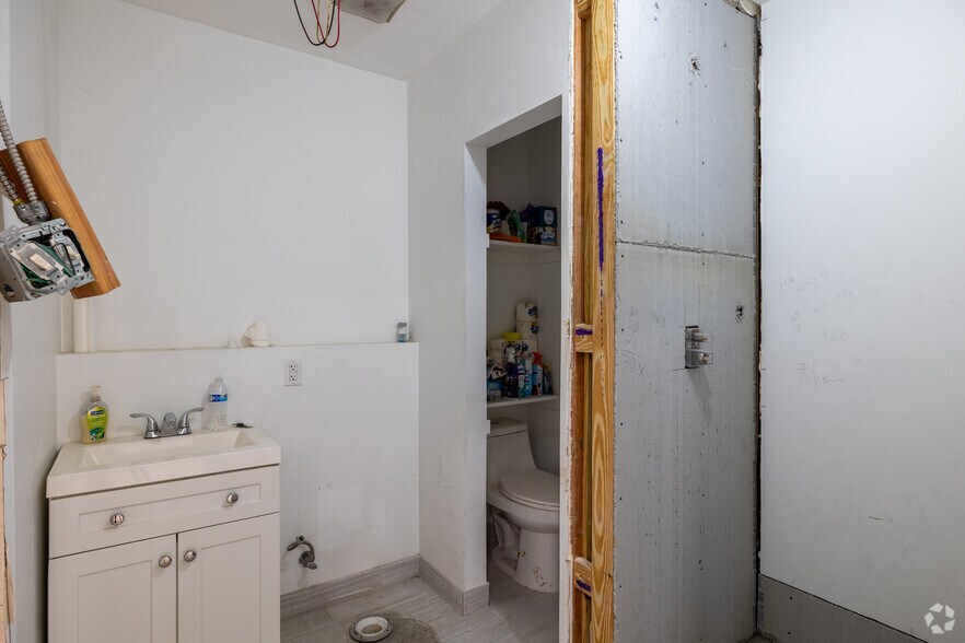 More Photos Of 4305-4325 E 11th Ave, Hialeah Warehouse For Sale